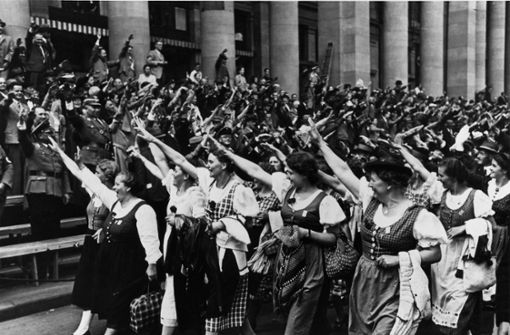 Teilnehmer und Teilnehmerinnen des Schwäbischen Sängerfestes zeigen  1938 vor dem Königsbau in Stuttgart den Hitlergruß. Foto: akg-images