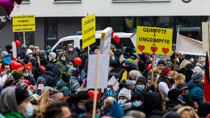 In ganz Deutschland kommt es, wie hier in Freiburg, zu Corona-Protesten. Dabei gewinnen radikale Staatsfeinde immer mehr Boden. Foto: dpa/Philipp von Ditfurth