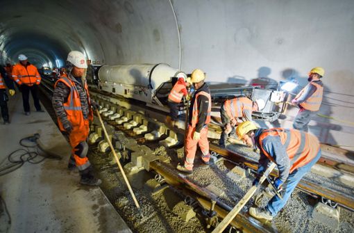 Die Schmalspurbahn im Hintergrund bringt den Beton für den Gleisbau in den Tunnel Feuerbach. Foto:  