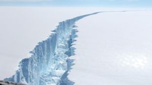 Im  Juli 2017 brach ein 5800 Quadratkilometer großes Stück des Larsen-C-Schelfeis in der Westantarktis ab und verkleinerte dessen Fläche um zwölf Prozent. Das Bruchstück mit der Bezeichnung A-68 hatte eine  Masse von rund einer Billion Tonnen. Es zählt zu den  größten bisher beobachteten Eisbergen. Foto: BAS/ESA/dpa
