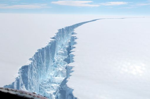 Im  Juli 2017 brach ein 5800 Quadratkilometer großes Stück des Larsen-C-Schelfeis in der Westantarktis ab und verkleinerte dessen Fläche um zwölf Prozent. Das Bruchstück mit der Bezeichnung A-68 hatte eine  Masse von rund einer Billion Tonnen. Es zählt zu den  größten bisher beobachteten Eisbergen. Foto: BAS/ESA/dpa