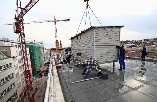 Das Taubenhaus wird per Kran aufs Dach der Stadtkämmerei gesetzt. Foto: Lichtgut/Jan Reic