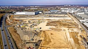 Die Fläche der geplanten neuen Halle entspricht rund 30 Fußballfeldern. Foto: MediaPortal Daimler AG