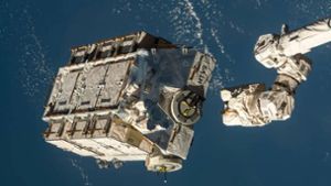 Trümmer eines ausrangierten Batteriepakets der Internationalen Raumstation ISS hätten am Freitag auf die Erde stürzen können - Deutschland blieb verschont. Foto: ---/Nasa/dpa/---