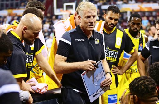 Trainer John Patrick (Mitte) geht mit den MHP Riesen Ludwigsburg zuversichtlich in die neue Basketball-Saison. Foto: Baumann