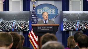 Sean Spicer, der Sprecher des Präsidenten, greift die Medien auch schon mal ganz direkt an. Foto: AP
