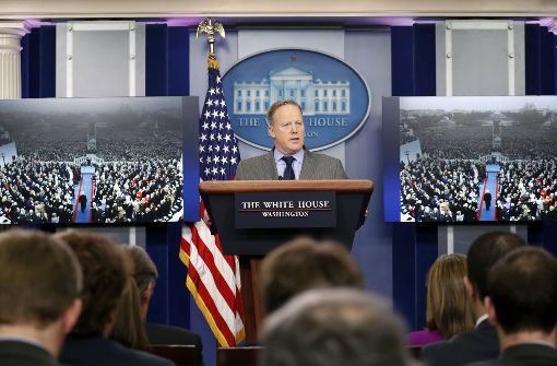 Sean Spicer, der Sprecher des Präsidenten, greift die Medien auch schon mal ganz direkt an. Foto: AP