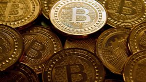 Bitcoins existieren eigentlich nur virtuell. Diese Münzen sind praktisch Gutscheine. Foto: AFP