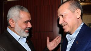 Die Bundesregierung geht laut ARD davon aus, dass der politische Führer der militanten palästinensischen Hamas Ismail Haniyya (li.) Unterstützung vom türkischen  Präsident Erdogan (r.) erhält. Foto: dpa
