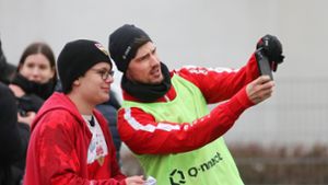 Begehrt: Selfie mit Pascal Stenzel auf dem Trainingsplatz Foto: Baumann