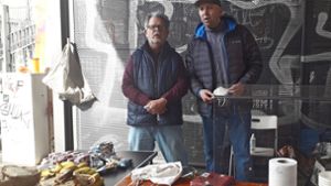 Willy Schmidt (links) verteilt mit einem Helfer Essen an Obdachlose. Foto: Willy Schmidt/Monika Schmidt
