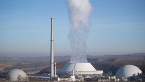 Dampf kommt aus dem Kühlturm (M) von Block 2 des Kernkraftwerks Neckarwestheim, daneben sind Block 1 (links) und Block 2 (rechts) des Atomkraftwerks zu sehen (Archivbild vom Februar 2019). Foto: Marijan Murat/d/a
