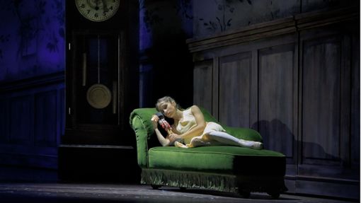 Träumt sich in ein himmlisches Paradies: Sara Zinna als Clara in „Das Mädchen und der Nussknacker“. Foto: BST//an Revazov