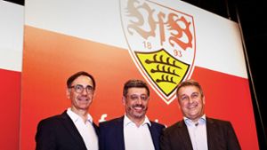 Ein Bild aus geeinten Tagen: Bernd Gaiser, Claus Vogt und Rainer Mutschler (von links), die das Präsidium des VfB Stuttgart bilden. Foto: Baumann
