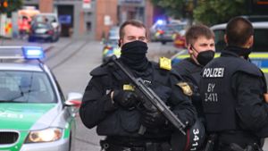 Polizisten sichern die Würzburger Innenstadt ab. Foto: dpa