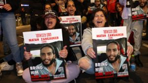 Familienangehörige und Freunde von Geiseln der Hamas fordern von der israelischen Regierung, die Entführten zu befreien. Foto: AFP/AHMAD GHARABLI