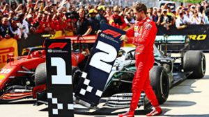 Sebastian Vettel will das Rennergebnis nicht akzeptieren und tauscht die Nummernschilder aus Foto: AFP