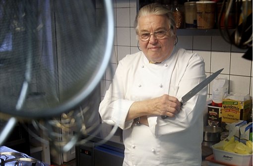 W. Ramminger gibt in seiner Küche das Messer nicht aus der Hand. Foto:factum/Granville Foto: Bernd Zeyer