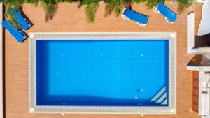 Der Verbotsvorschlag in Stuttgart richtet sich an Pools ab einer gewissen Größe. Foto: imago/Panthermedia