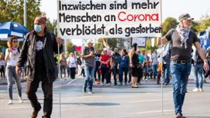In Hannover gingen – wie in anderen Städten – mehr als 1000 Menschen gegen die Corona-Politik auf die Straße. Foto: dpa/Moritz Frankenberg