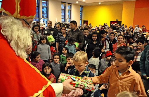 Strahlende Gesichter: Der Nikolaus hatte bei der Übergabe der Geschenke im Bürgerhaus Rot alle  Hände voll zu tun. Foto: Georg Linsenmann