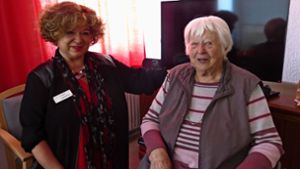 Annegret Gstettenbauer (links) und ihre Kolleginnen bieten Senioren und Seniorinnen wie Ottilie Thalmeier (rechts) Abwechslung und ein offenes Ohr. Foto: /Caroline Friedmann