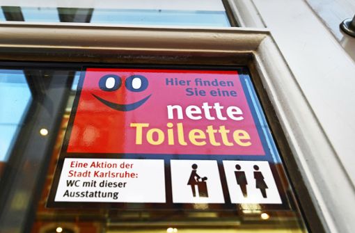 Mit einem Aufkleber signalisieren Betriebe, dass ihre Toiletten kostenfrei benutzt werden dürfen. Foto: dpa/Uli Deck