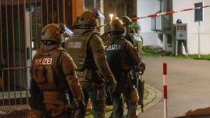 Die Polizei samt SEK rückt am Abend zu einer möglichen Bedrohungslage in einem Esslinger Mehrfamilienhaus aus. Foto: 7aktuell.de/Moritz Bassermann/www.7aktuell.de/Moritz Basserman