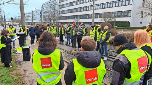 Vor dem Streiklokal auf dem SSB-Betriebsgelände in Möhringen lassen sich Beschäftigte auf den Tarifkampf einstimmen. Foto: /Matthias Schiermeyer