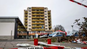 In Hanau bei Frankfurt erschoss ein Deutscher am Mittwochabend zehn Menschen und sich selbst. In der Nähe des Tatorts wurden Blumen und Kerzen abgelegt. Foto: AFP/THOMAS LOHNES