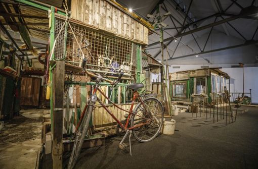 Vaclav Hala ist bis weit über seinen 90. Geburtstag  hinaus jeden Tag mit dem Fahrrad in seinen Garten an der Rems gefahren. Seine kunstvoll gezimmerte Hütten sind jetzt in der Q-Galerie zu sehen. Foto:  