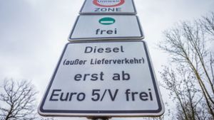 Mit diesen Schildern wird auf das Fahrverbot für Diesel der Euronorm 4 und schlechter hingewiesen. Foto: Lichtgut/Julian Rettig