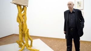 Claes Oldenburg mit seiner Pommes-frites-Skulptur „Shoestring Potatoes, Spilling from a Bag, 1966“. Der Künstler ist am Montag in New York gestorben. Foto: picture alliance/dpa/Henning Kaiser