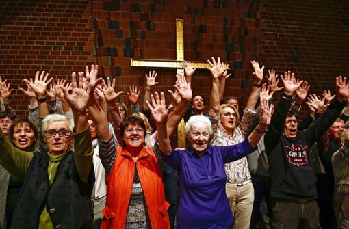 Alle Hände nach oben  – Kirsten Laicher (vierte von rechts) ist auch bei der Probe in der Lukaskirche voll dabei. Foto: factum/Granville