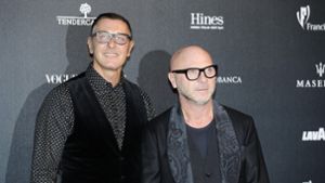 Die italienischen Designer Domenico Dolce (links) und Stefano Gabbana (rechts) führen in ihrer neuen Kollektion auch Kleidung in Größe 54, also einer deutschen 48. Foto: dpa