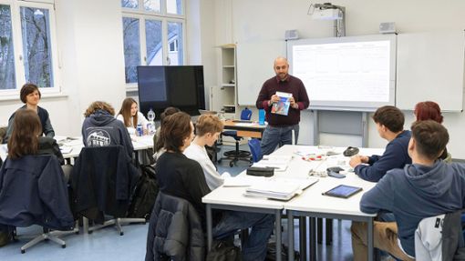 Lehrer Sascha Müller gibt Impulse, lässt die Schüler aber vor allem viel in Gruppen selbst erarbeiten. Foto: /Julian Rettig