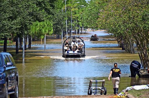 Die Wassermassen nach Hurrikan Harvey gehen nur langsam zurück: Noch immer sind viele Stadtteile nur mit Booten befahrbar. In den anderen Gebieten beginnen die Aufräumarbeiten. Foto: AP