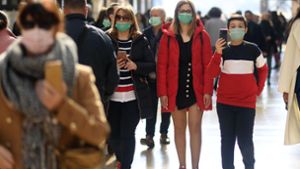 Touristen mit Mundschutz in Mailand: Angst vor dem Coronavirus Foto: dpa/Daniele Mascolo