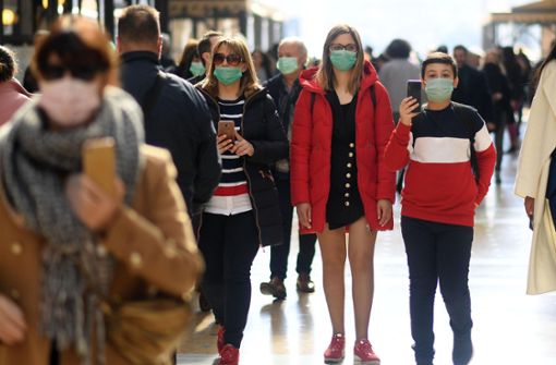 Touristen mit Mundschutz in Mailand: Angst vor dem Coronavirus Foto: dpa/Daniele Mascolo