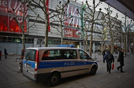 Ein Polizeiwagen steht nach dem Raubüberfall vor dem Kaufhof an der Königstraße in Stuttgart. Foto: PPfotodesign.com
