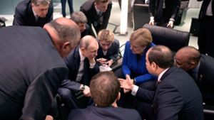 Kanzlerin Angela Merkel unterhält sich mit Russlands Präsident Wladimir Putin (Vierter von links)   und dem Präsidenten Ägyptens Abdel Fattah al-Sisi (Zweiter von rechts). Foto: dpa/Alexei Nikolsky