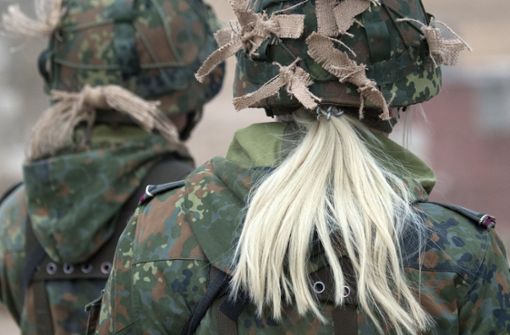 Weibliche Soldaten, Soldatinnen – das Verteidigungsministerium bereitet offenbar auch bei Dienstgraden vor, ihr Geschlecht zu beachten. Foto: dpa/Ralf Hirschberger