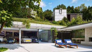 In einem Stuttgarter Einfamilienhaus, entworfen von Architekt Alexander Brenner,  wohnt ein Bauherr, der seine Autos gern um sich hat,  wenn er auf der Terrasse sitzt – zu entdecken in dem Bildband „Haus und Auto“ im Callwey Verlag. Foto: Zooey Braun/Callwey Verlag