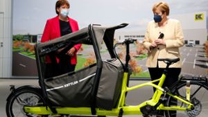 Elektro-Lastenräder sind gefragt. Bundeskanzlerin Angela Merkel (rechts) begutachtete bei ihrem  Messe-Rundgang mit  VDA-Präsidentin Hildegard Müller (links) ein Cargo-Bike von Kettler. Foto: dpa/Michaela Rehle