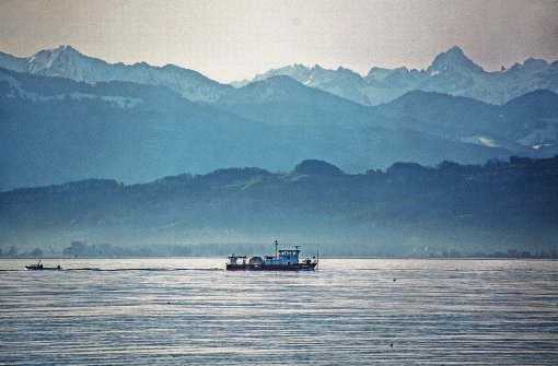 Die Kormoran, das moderne Arbeitsschiff des Instituts für Seenforschung, vor dem Alpenpanorama Foto: Wolfgang Oberschelp