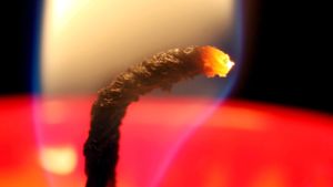 So schnell kann es gehen – eine umgefallene Kerze hat in Wendlingen einen Wäscheberg in Brand gesetzt (Symbolfoto). Foto: picture alliance / dpa/Martin Gerten