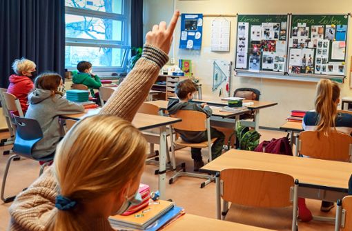Viele Schüler sehnen sich  den Präsenzunterricht mit echten Klassenkameraden und echten Lehrern zurück – doch in Stuttgart sieht es derzeit nicht danach aus. Foto: dpa/Patrick Pleul