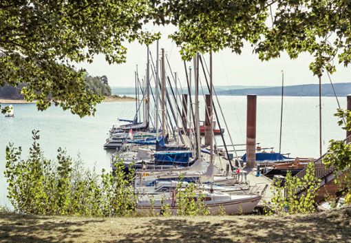 Idylle mit Segelbooten und Steg: Der Große Brombachsee im Fränkischen Seenland.