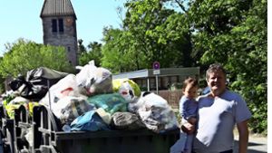 Bertram Wohlfahrt klagt über Müllberge vor der Haustür. Foto: Eva Funke