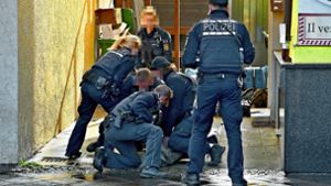 Ermittler nehmen den Tatverdächtigen am Wilhelm-Geiger-Platz  fest. Foto: KS-Images/Schmalz
